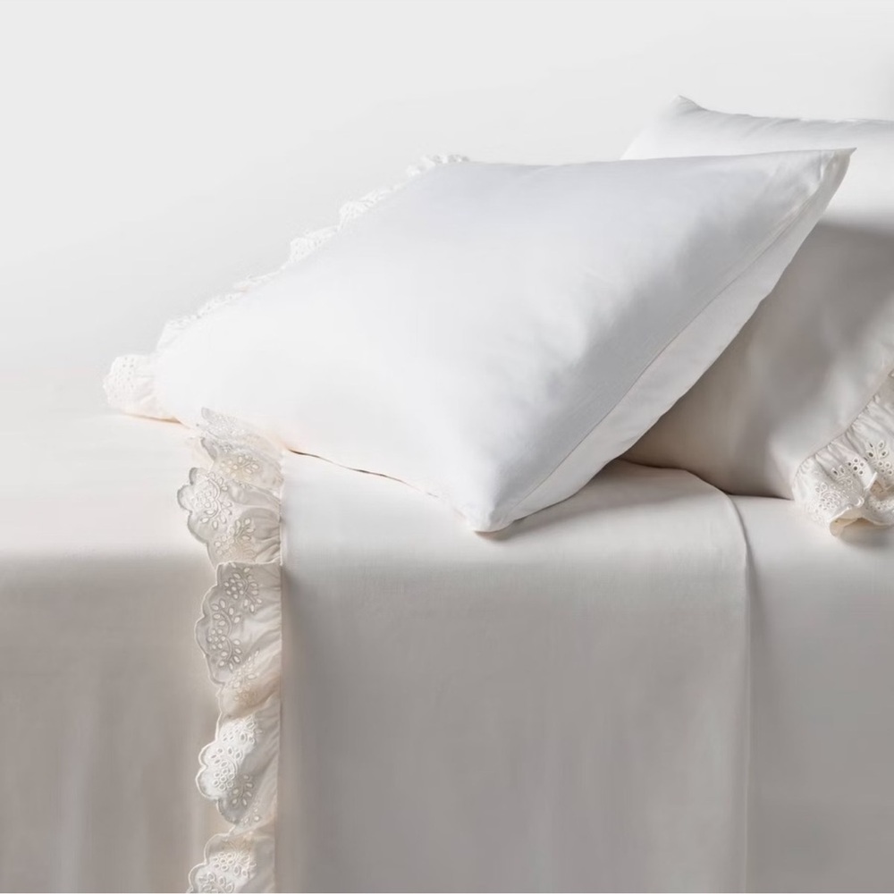 Threshold Ivory White KING Size 4pc Sheet Set with Eyelet Ruffle Hem Sateen NEW